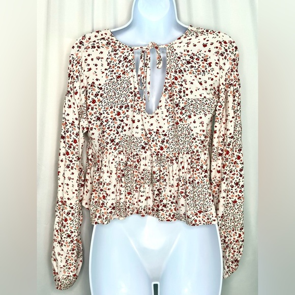 Arizona Jean Company White and Red Floral Blouse (827) - Picture 3 of 12